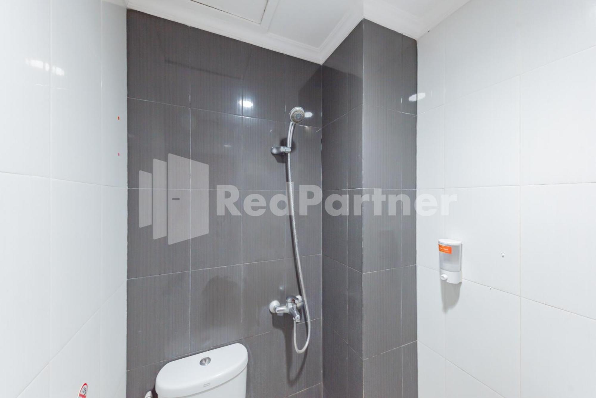 Hotel Alqueby Mitra Reddoorz Бандунг Номер фото