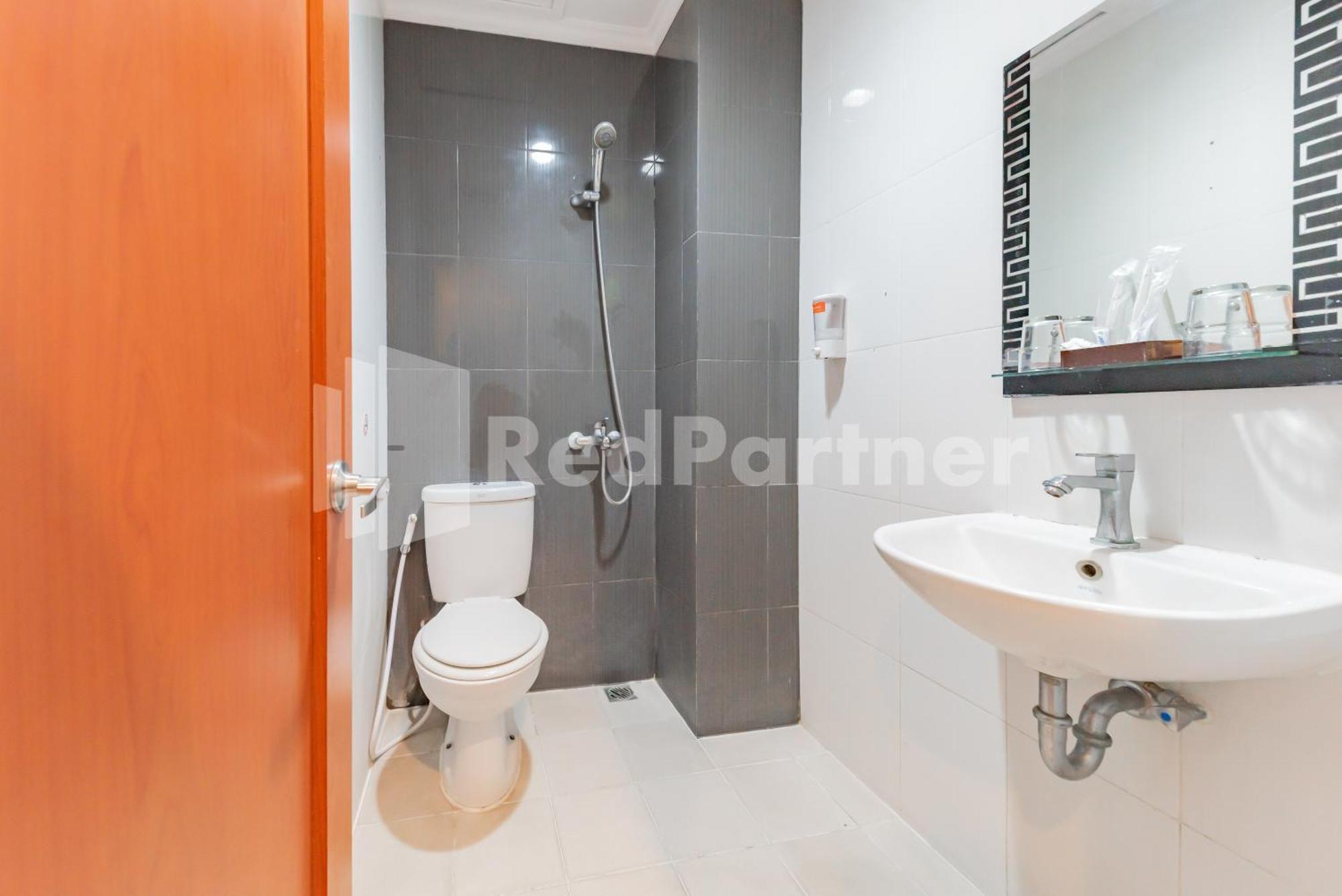 Hotel Alqueby Mitra Reddoorz Бандунг Номер фото